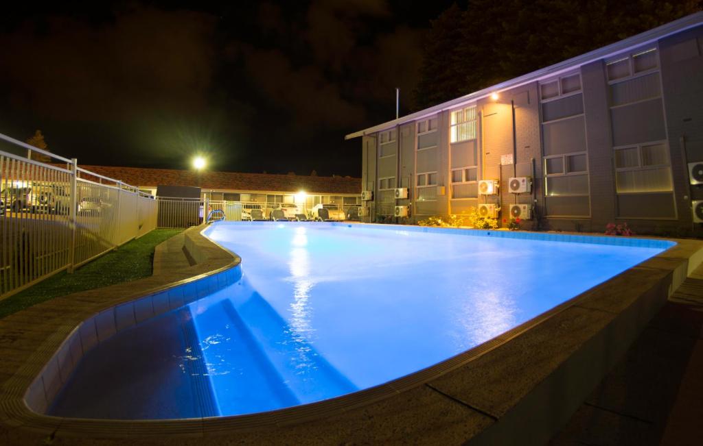 Der Swimmingpool an oder in der Nähe von Hospitality Esperance SureStay Collection by Best Western