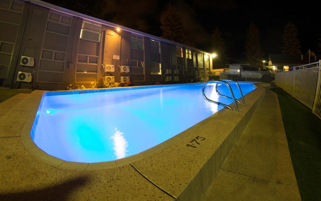 Der Swimmingpool an oder in der Nähe von Hospitality Esperance SureStay Collection by Best Western