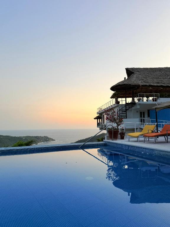 a resort swimming pool with a view of the ocean at Villa Linda in Acapulco
