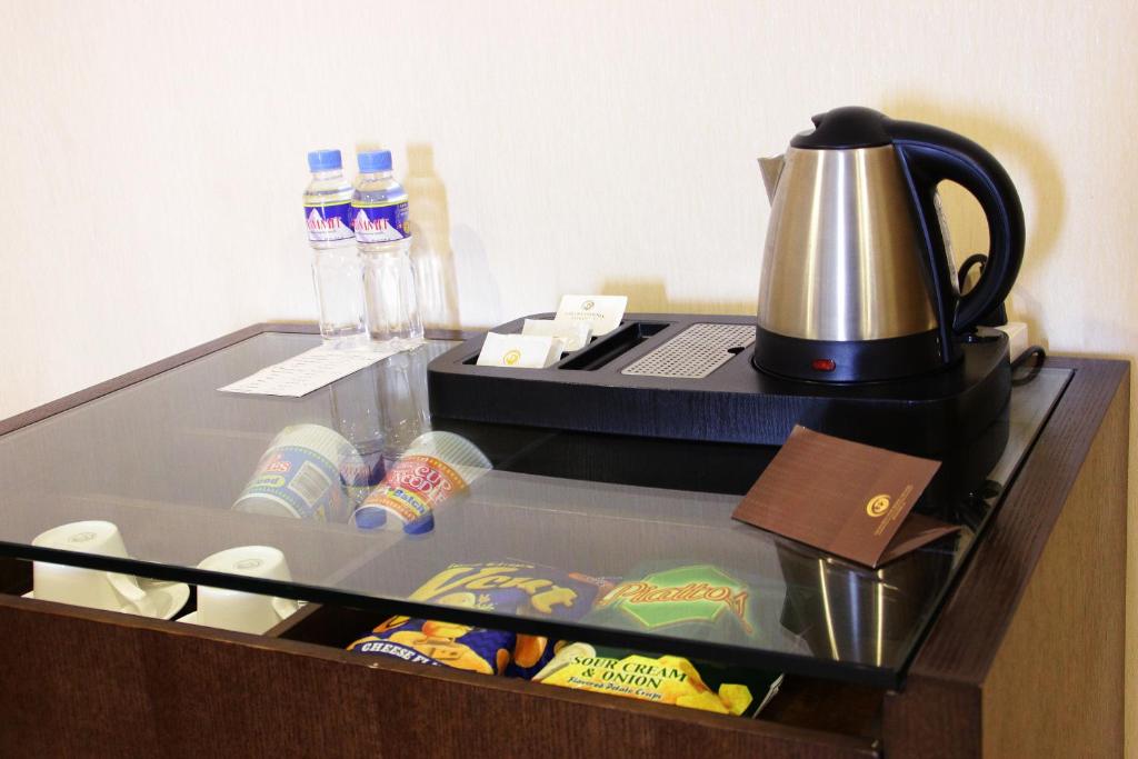 Příslušenství pro přípravu čaje a kávy v ubytování Golden Phoenix Hotel - Manila