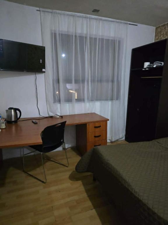 a bedroom with a desk and a bed and a desk and a deskictericter at Recamara tipo cabaña in Mexico City