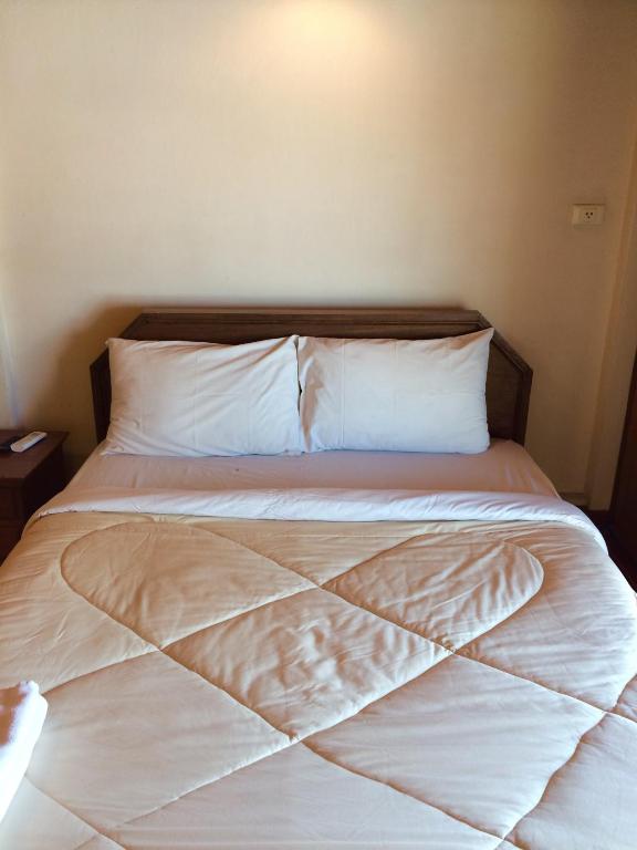 Postel nebo postele na pokoji v ubytování Kraisaeng Place
