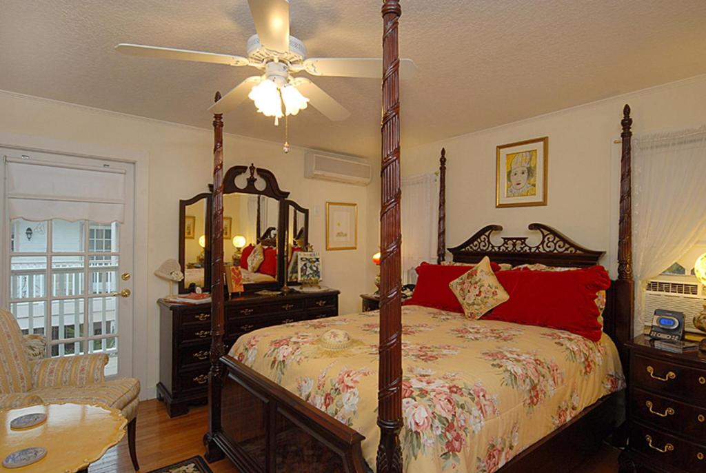 Sabal Palm House Bed and Breakfast - 