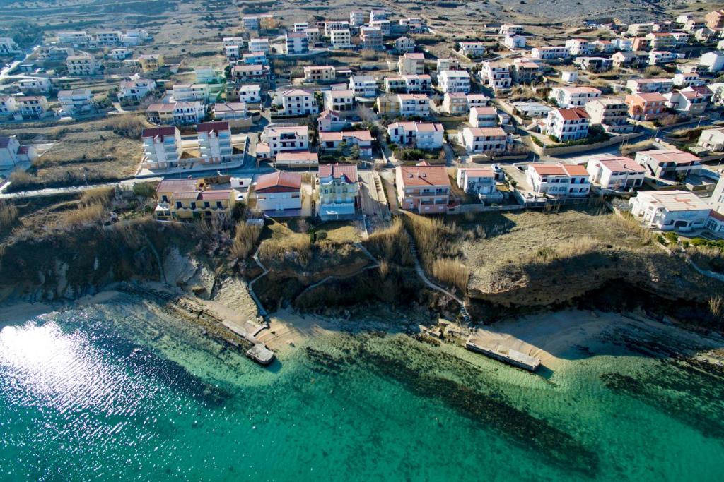 una vista aérea de una pequeña isla con casas y agua en Apartments Andreja, en Pag