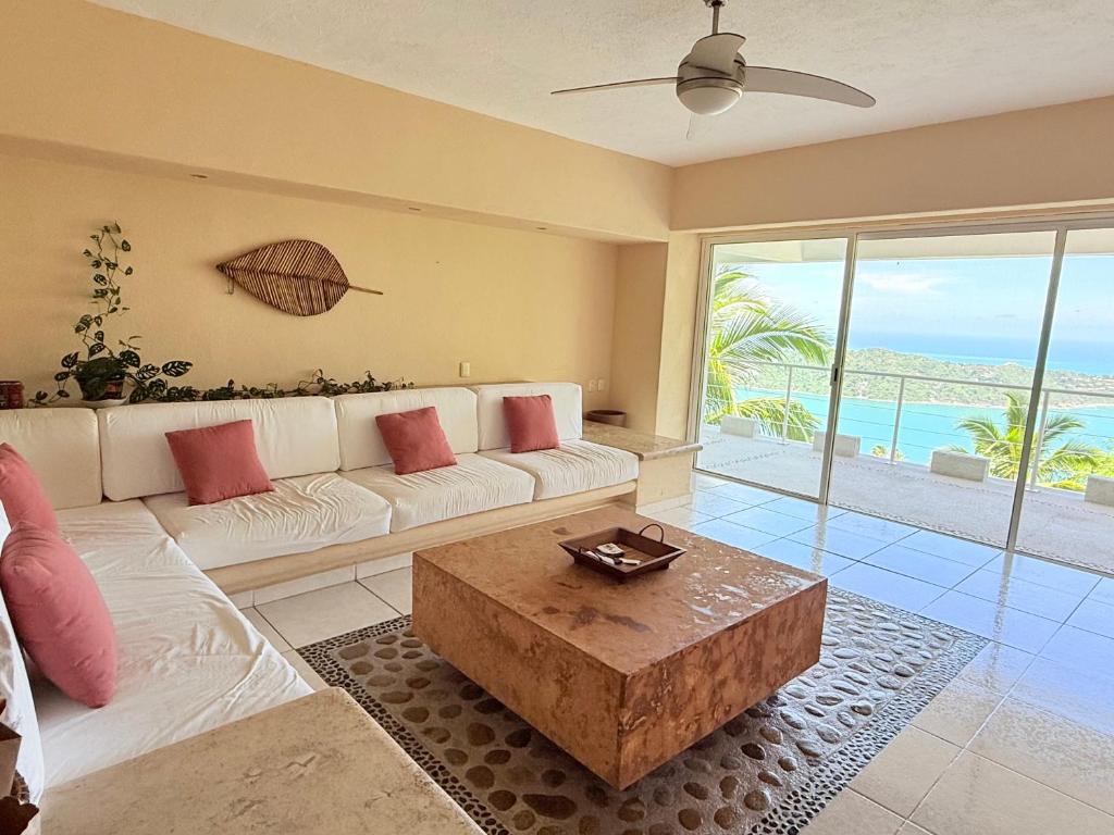 a living room with a couch and a table at Rincon Frente al mar in Acapulco