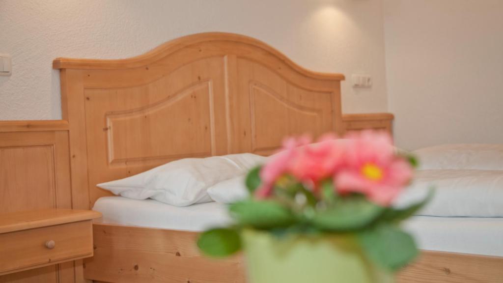 Postel nebo postele na pokoji v ubytování Landgasthof Entenwirt Tarsdorf