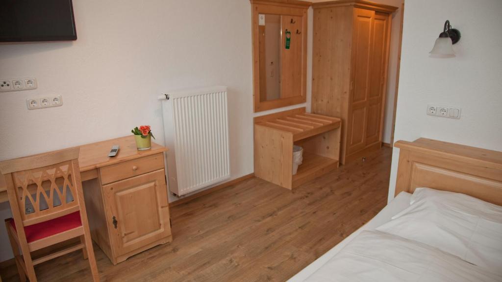 Postel nebo postele na pokoji v ubytování Landgasthof Entenwirt Tarsdorf