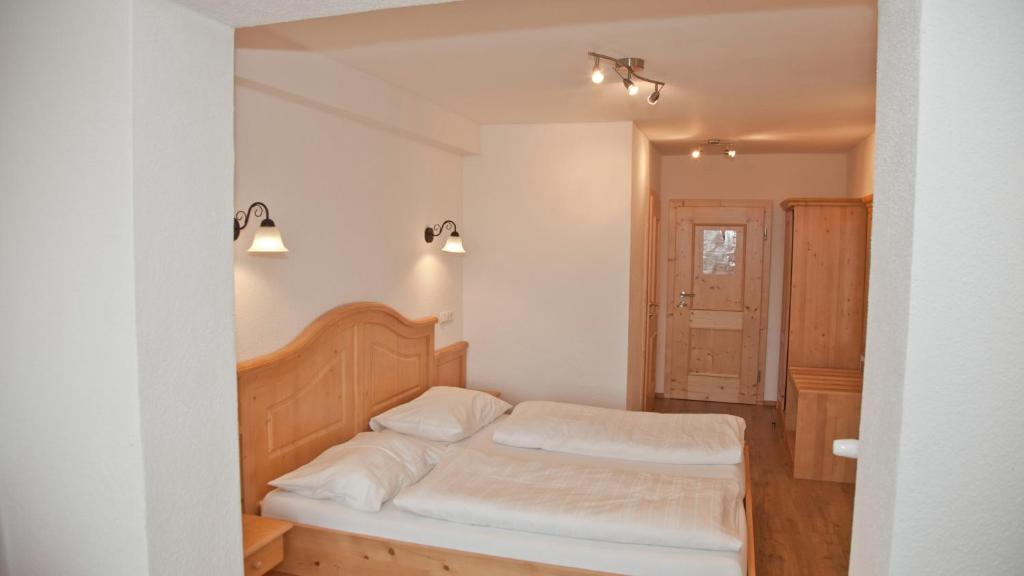 Postel nebo postele na pokoji v ubytování Landgasthof Entenwirt Tarsdorf