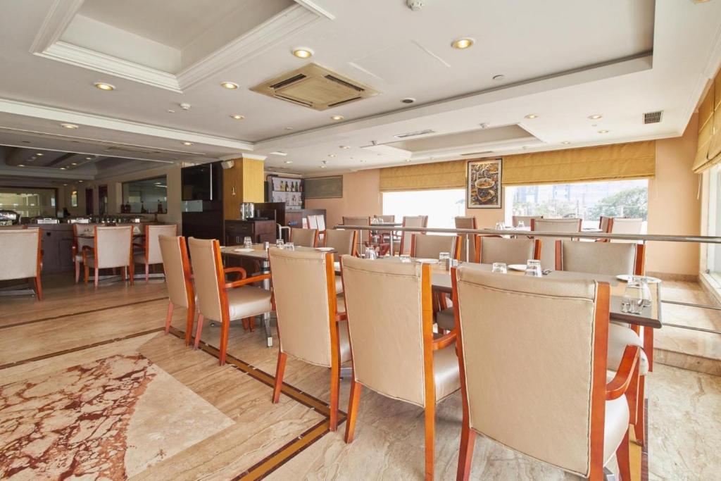 Restaurace v ubytování Royal Sarovar Portico Siliguri