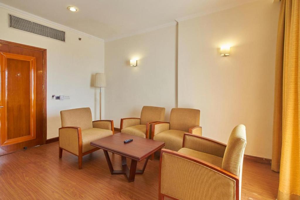 Posezení v ubytování Royal Sarovar Portico Siliguri