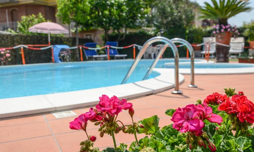 Bazén v ubytování Hotel Benaco nebo v jeho okolí