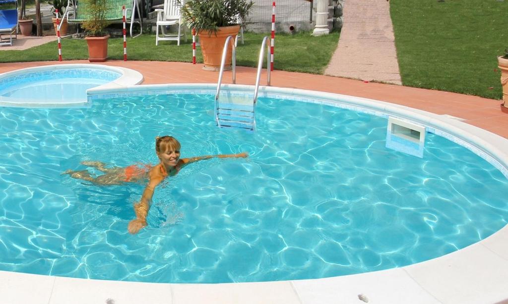 Bazén v ubytování Hotel Benaco nebo v jeho okolí