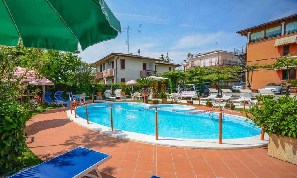 Bazén v ubytování Hotel Benaco nebo v jeho okolí