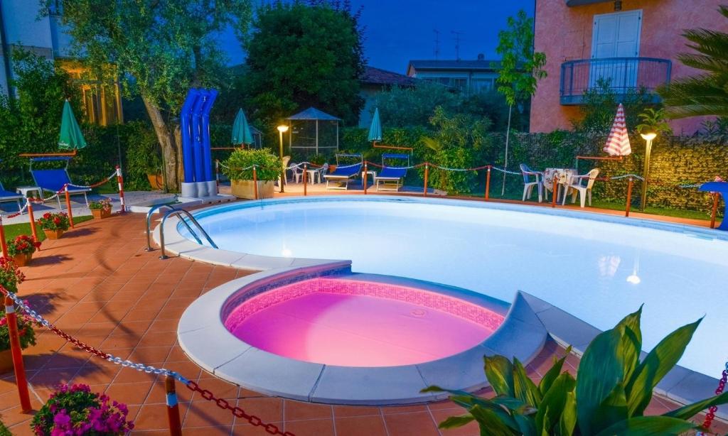 Bazén v ubytování Hotel Benaco nebo v jeho okolí