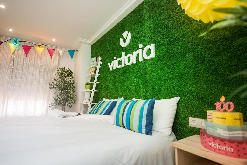 a bedroom with a white bed with a green wall at Hotel Ibis Styles La Rioja Arnedo in Arnedo