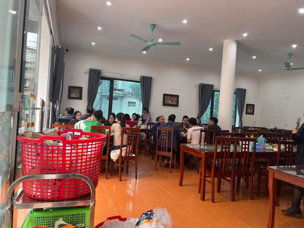 a group of people sitting at tables in a restaurant at Bích Giản Tràng An in Nguyên Ngoại