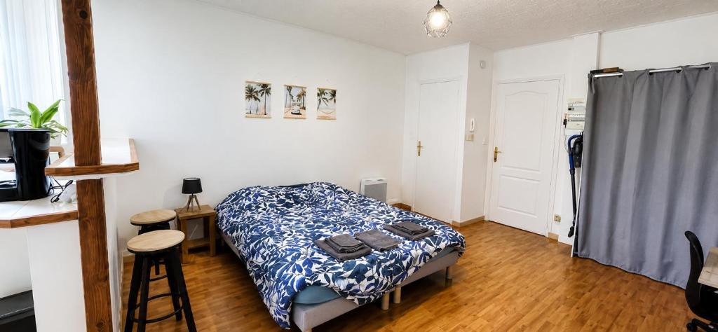 a bedroom with a bed and a desk in it at Marans in Marans