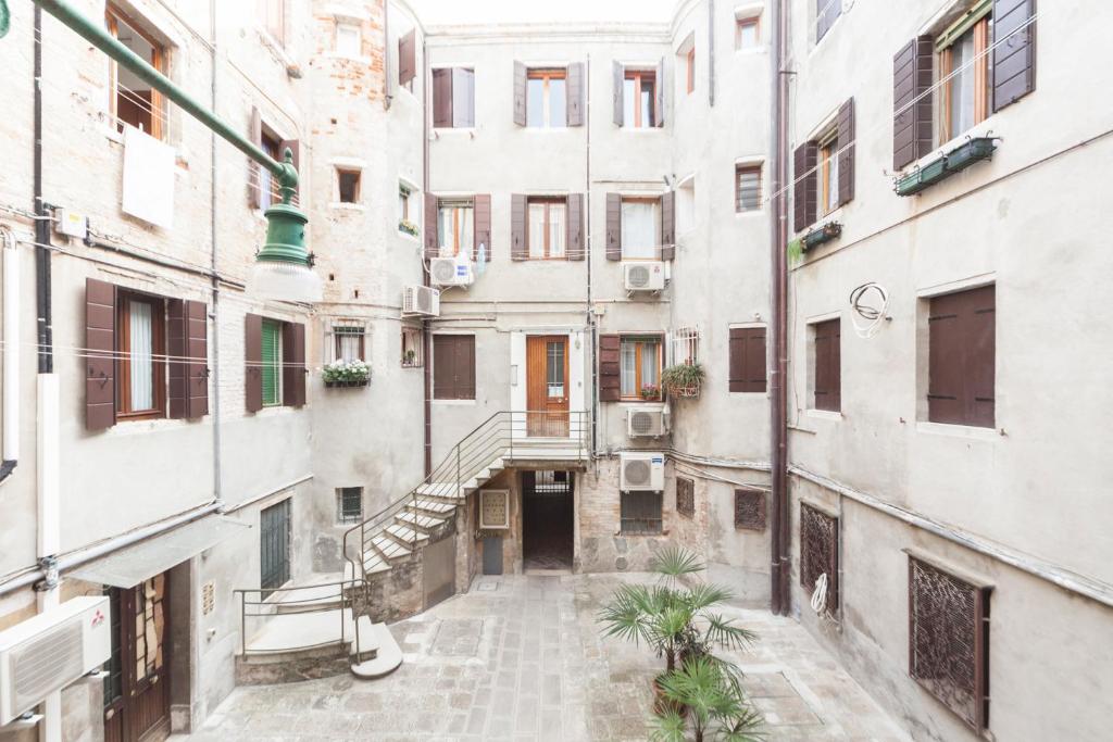 eine leere Gasse in einem alten Gebäude in der Unterkunft Campiello Chiesa, Venezia by Short Holidays in Venedig