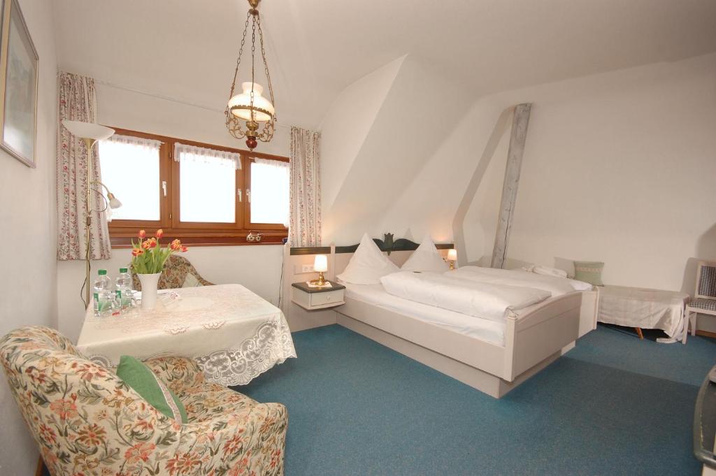 Postel nebo postele na pokoji v ubytování Hotel Hirschen