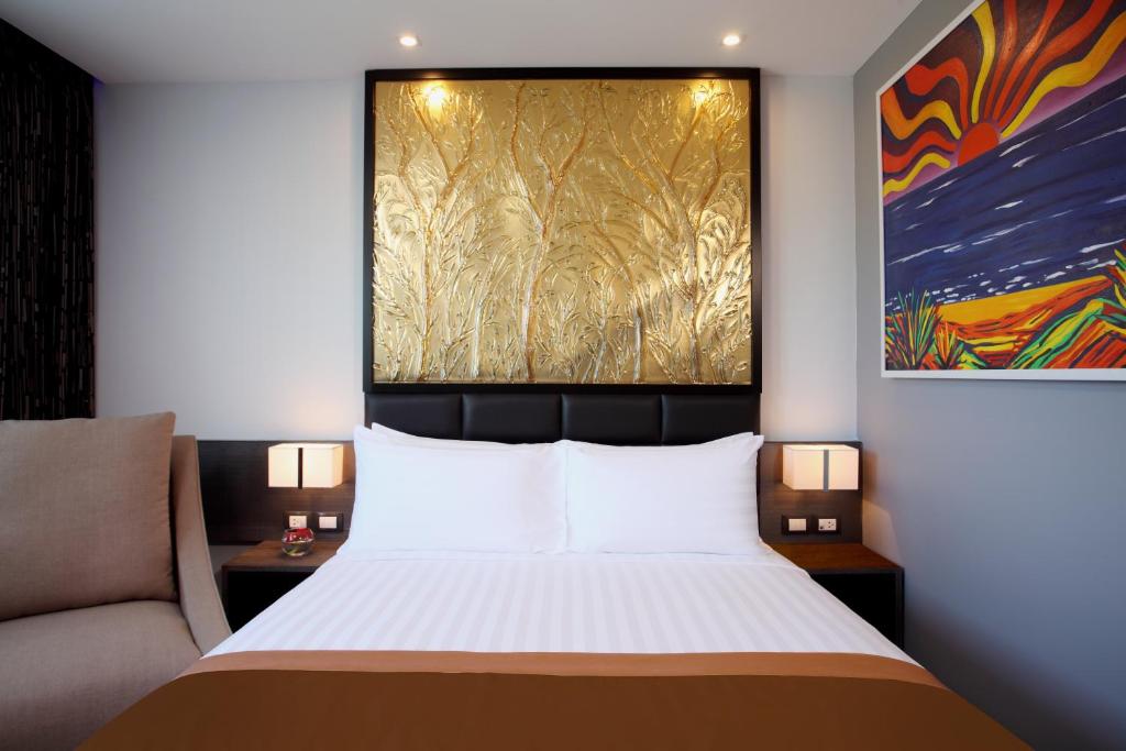 Postel nebo postele na pokoji v ubytování Nova Express Pattaya Hotel