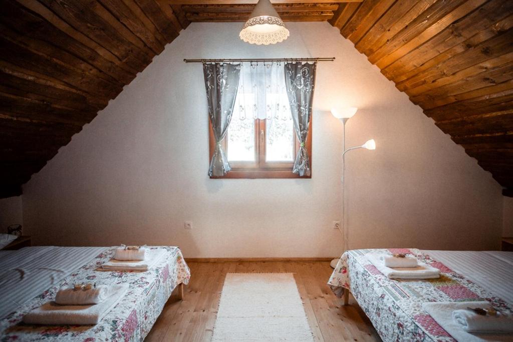 Postel nebo postele na pokoji v ubytování Chata nad Briežkami