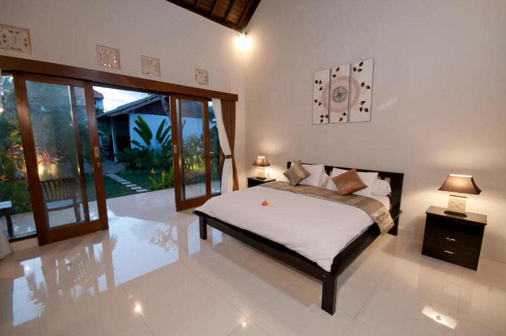 sypialnia z dużym łóżkiem w pokoju w obiekcie Matra Bali Guesthouse w mieście Canggu