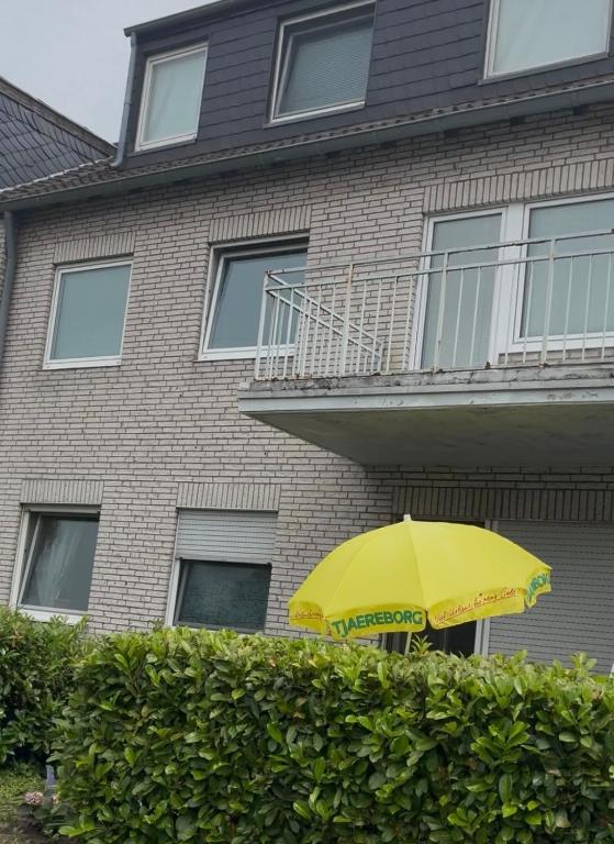 a yellow umbrella in front of a building at Apartments an der Messe in Düsseldorf