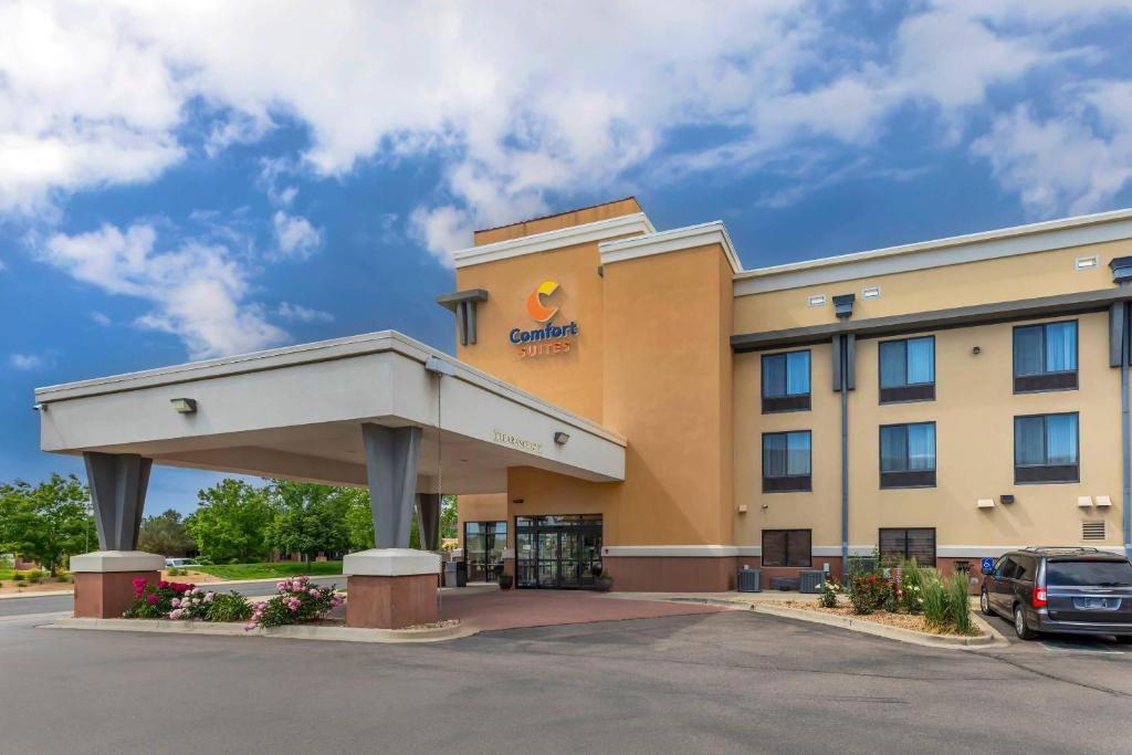 a hotel with a car parked in front of it at Comfort Suites Longmont in Longmont