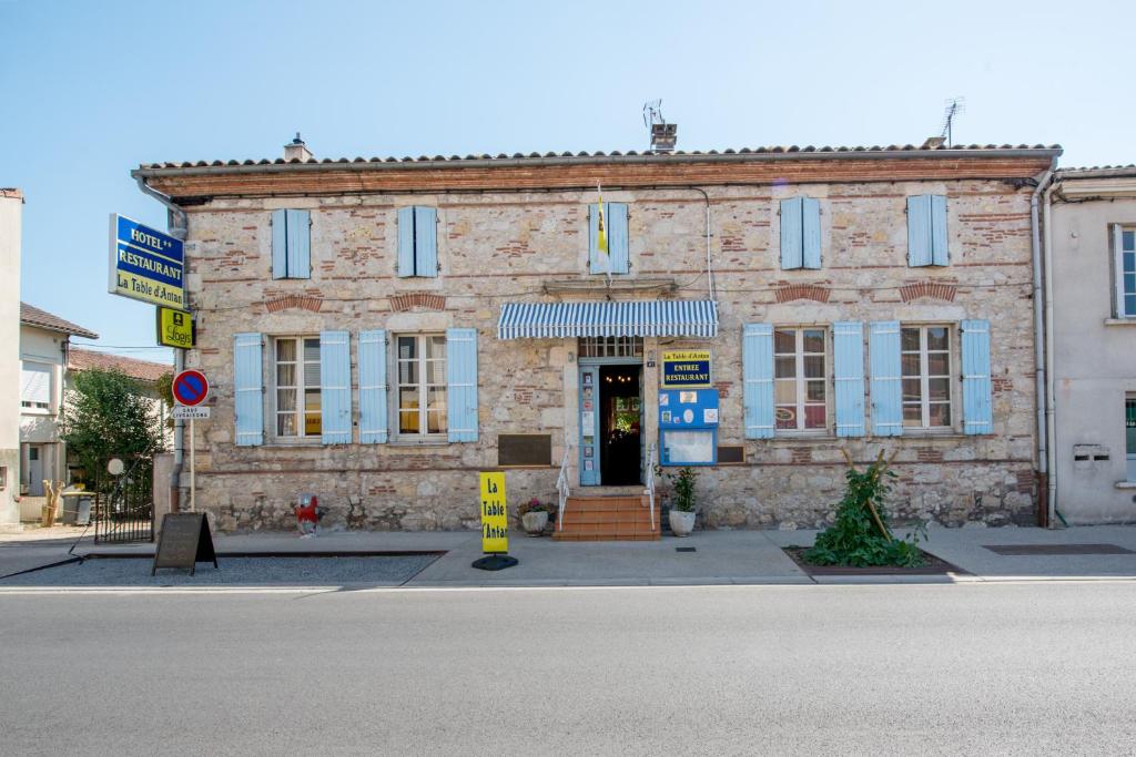 a building on the corner of a street at Logis Hotels - La Table d'Antan - Hôtel 2 étoiles et Restaurant in Bon-Encontre