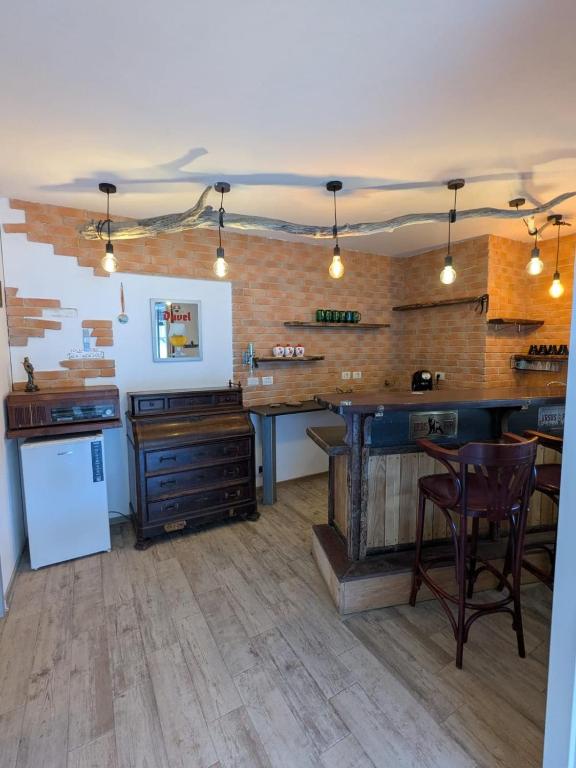 eine Küche mit Theke und einer Bar mit Stühlen in der Unterkunft CasaGabri in Tarcău-Gheuca