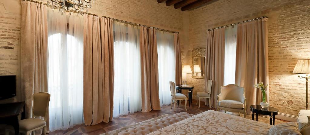 Postel nebo postele na pokoji v ubytování Hotel Casa 1800 Sevilla
