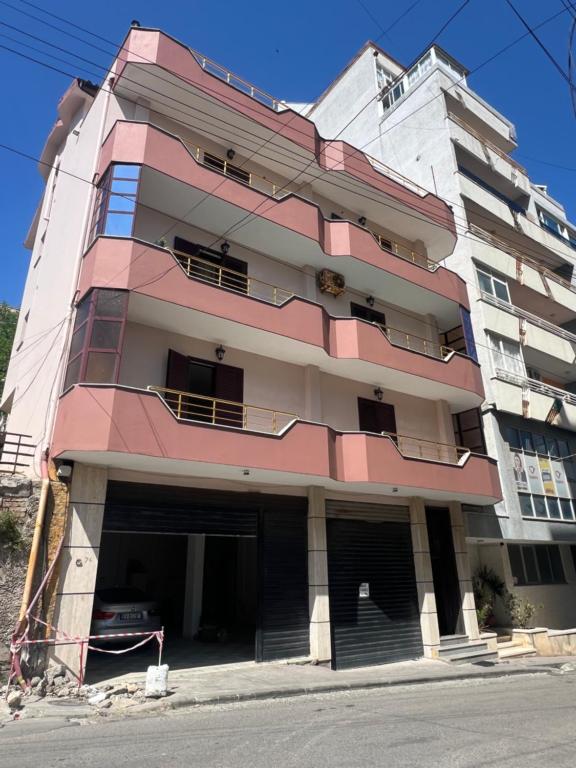 a pink apartment building with aventh floor at Vila Vollga in Durrës