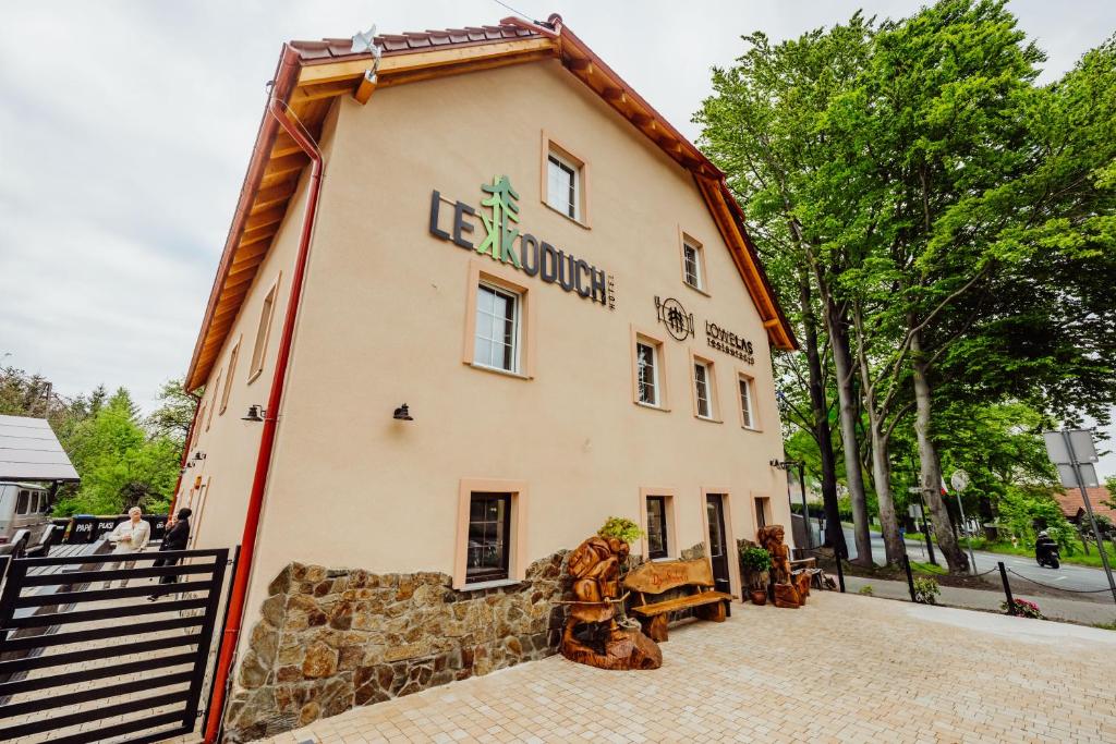 ein Gebäude mit einem Schild an der Seite in der Unterkunft Lekkoduch in Świeradów-Zdrój