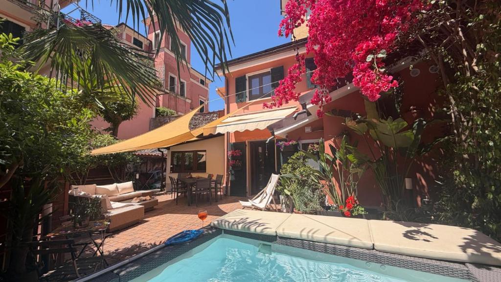 a swimming pool in front of a building at Very nice flat in Lerici 5 terre Villa Aurora in centro con parcheggio in Lerici