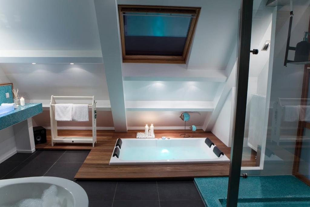 a bathroom with a large bath tub in a room at Geinig Amsterdam in Abcoude
