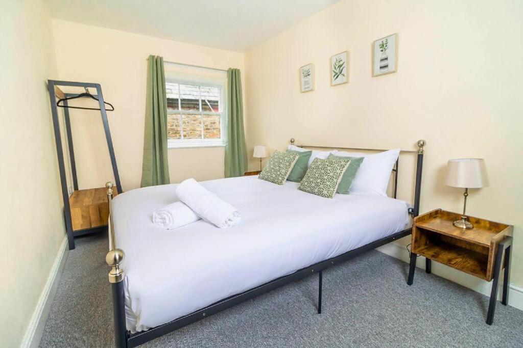 The Windmill Hotel - Alford - Two-Bedroom Apartment