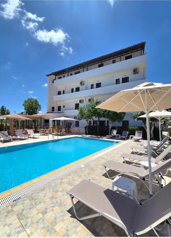 ein Hotel mit Swimmingpool, Liegestühlen und Sonnenschirmen in der Unterkunft Archontiko Hotel in Ammoudara