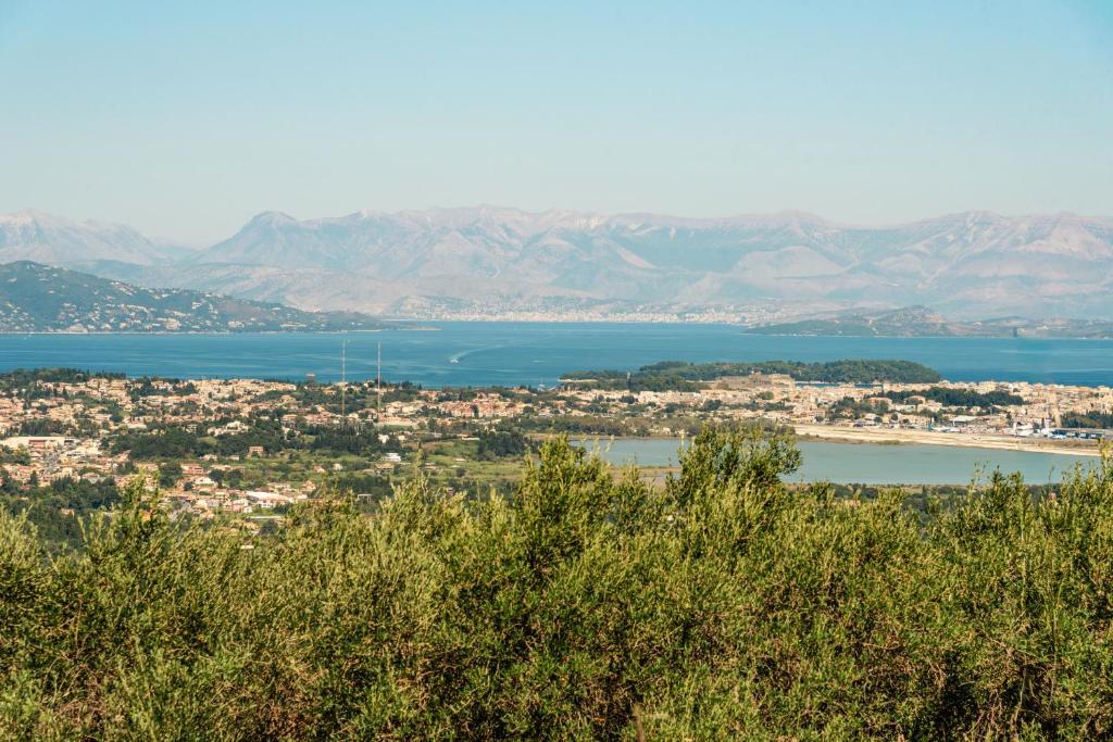Blick auf eine Stadt und ein Gewässer in der Unterkunft Mountain Mini Suite in Áyioi Dhéka