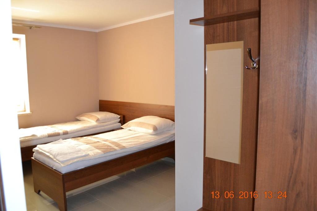 Postel nebo postele na pokoji v ubytování Hotelik Karter