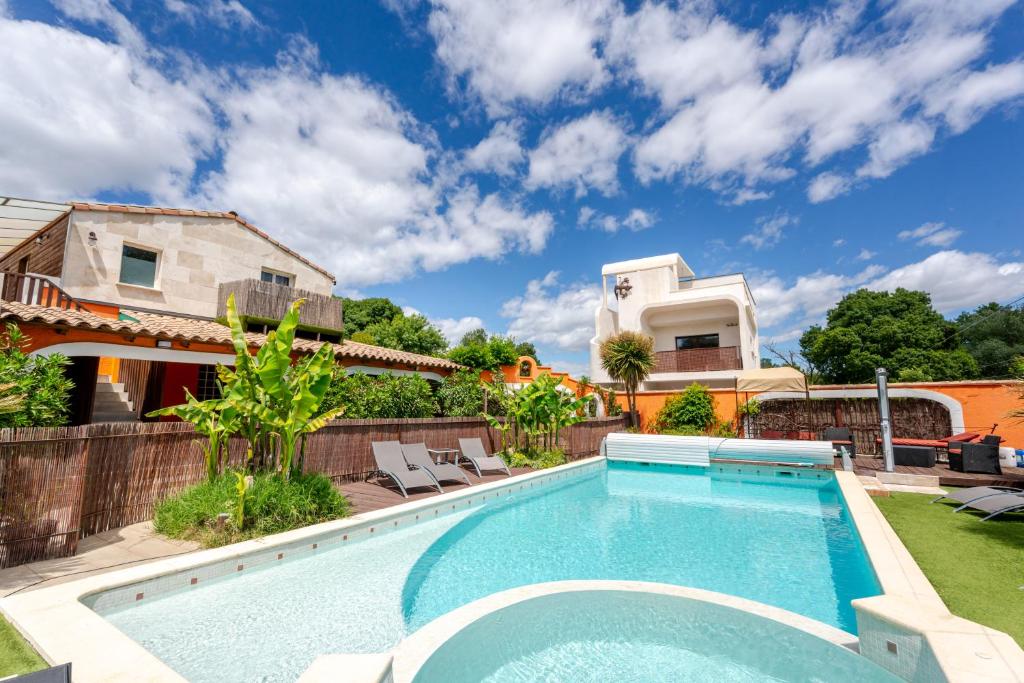 a swimming pool in the backyard of a house at Les Terrasses in Lavérune