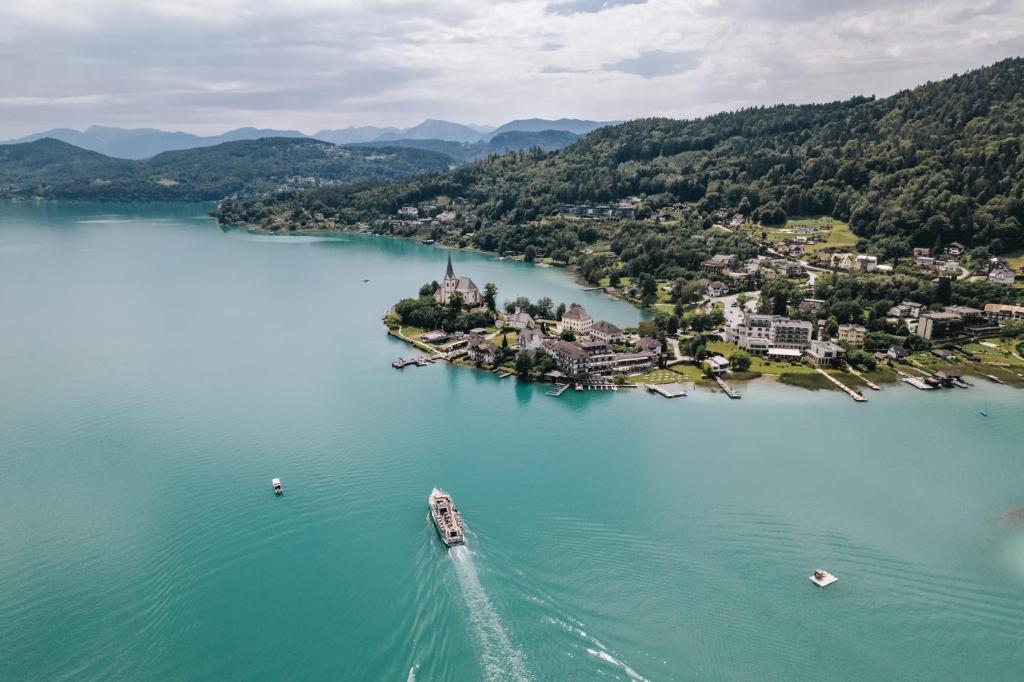 an aerial view of a small island in a lake at Hotel Linde 4 S in Maria Wörth