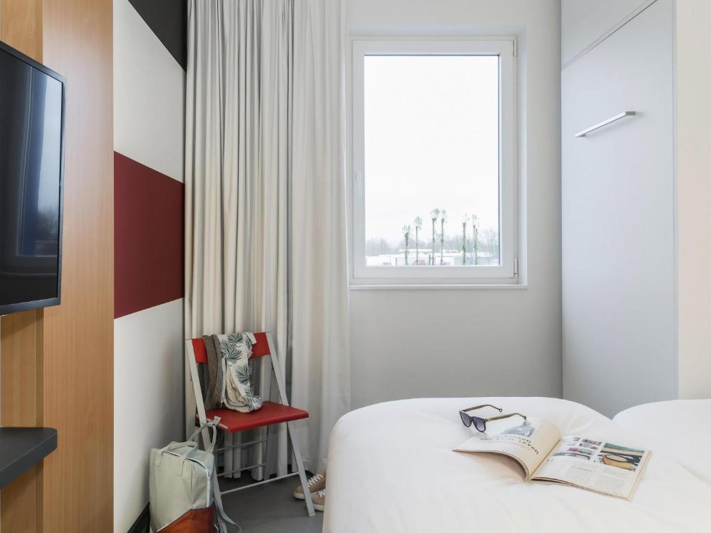 Beachfront · Private Beach ibis budget Brugge Jabbeke - Driepersoonskamer