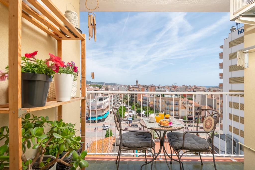 a balcony with a table and chairs and a view at Playa 5 min, Terraza, AC, WiFi, Parking in Calella