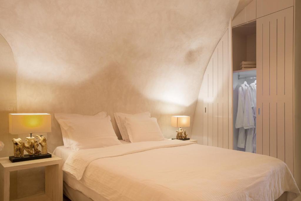 Postel nebo postele na pokoji v ubytování The Dream Santorini