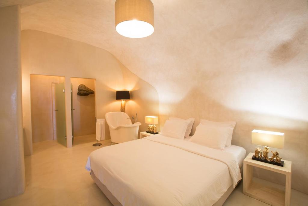 Postel nebo postele na pokoji v ubytování The Dream Santorini