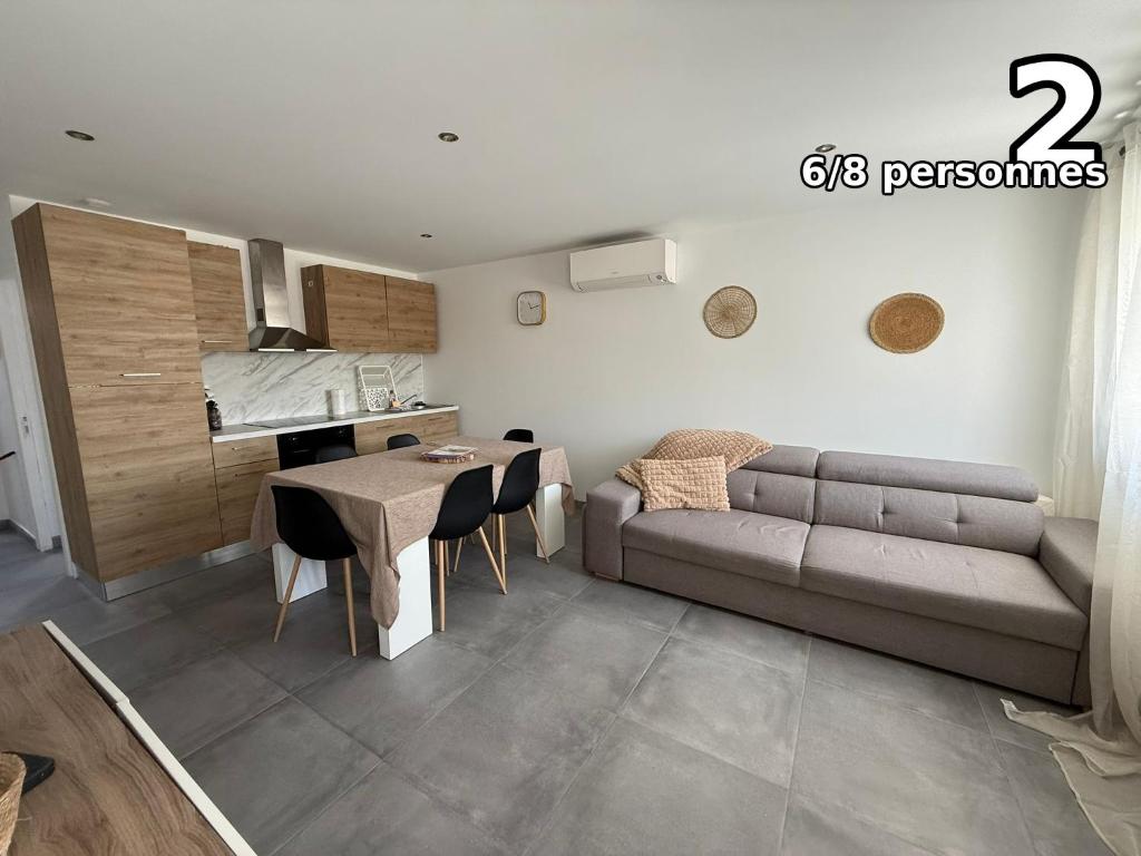 a living room with a couch and a table at Appartement Villiers sur Morin proche de Disneyland in Villiers-sur-Morin