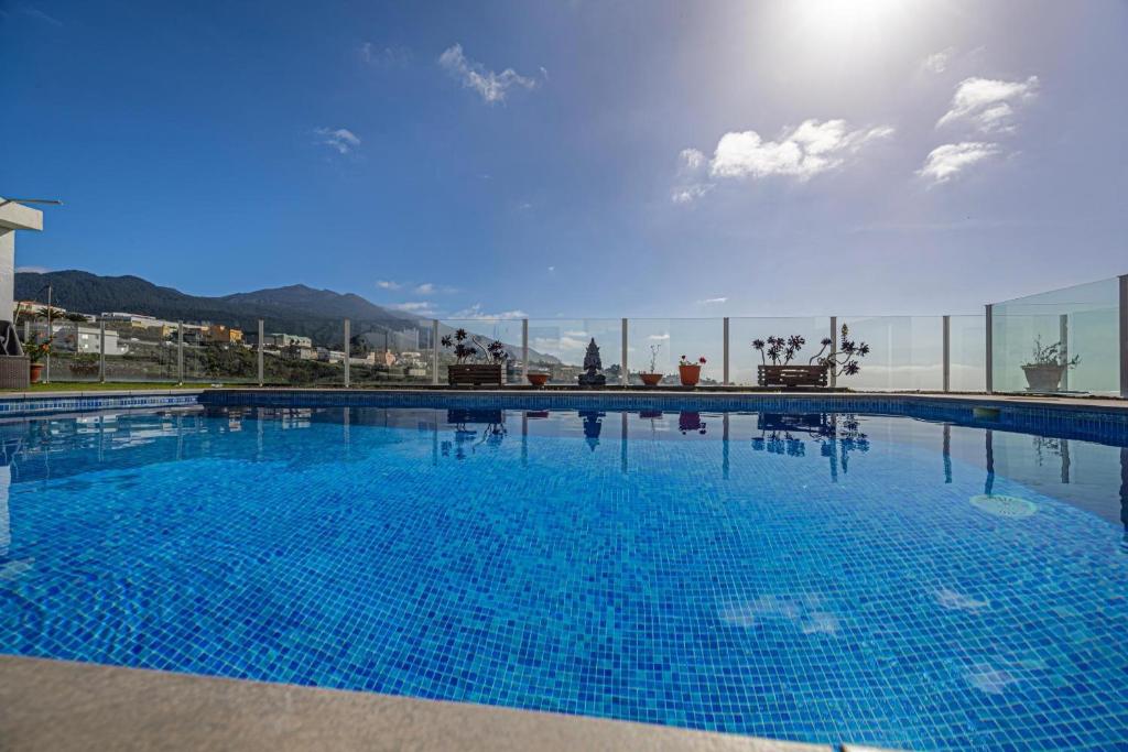 a large blue swimming pool with a view at vv Mirador Al Mar in El Paso