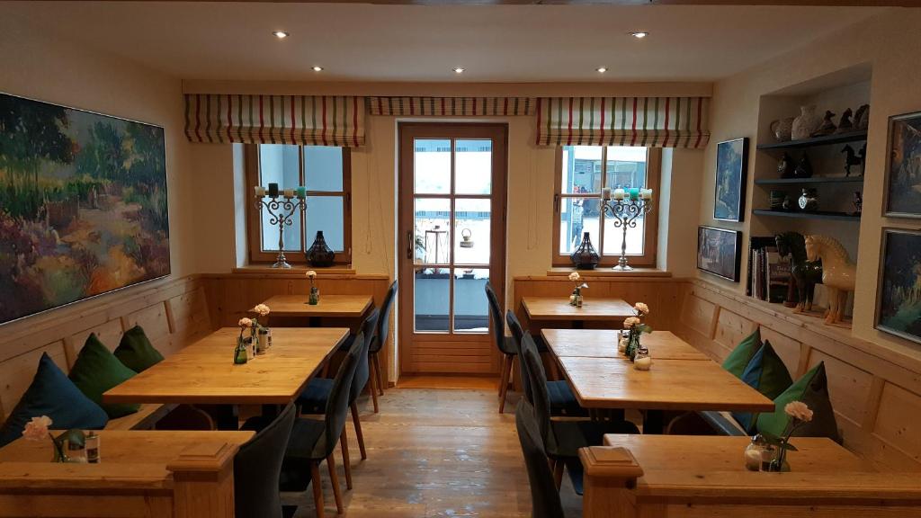 A restaurant or other place to eat at Parseierblick
