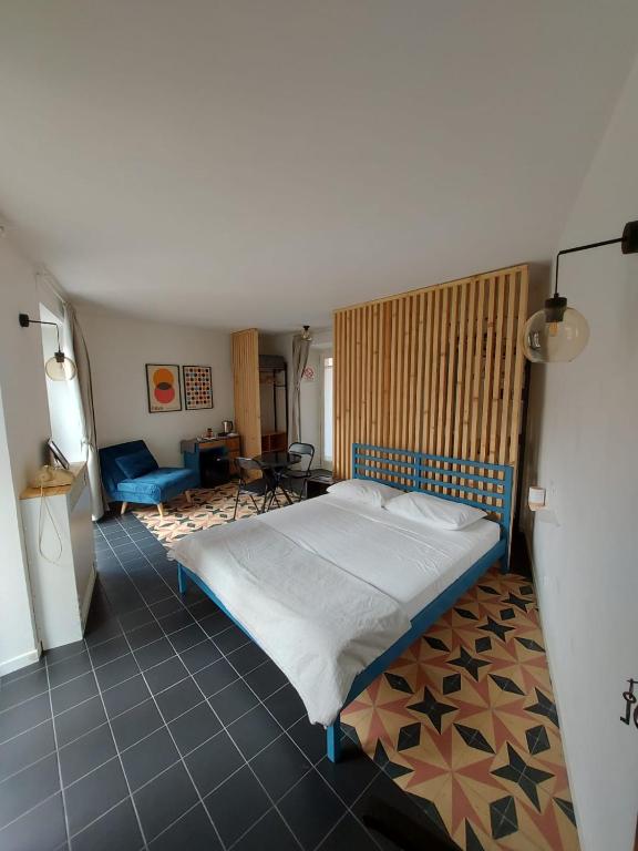 a bedroom with a large bed in a room at Casa Morenica - Cementina in Montalto Dora