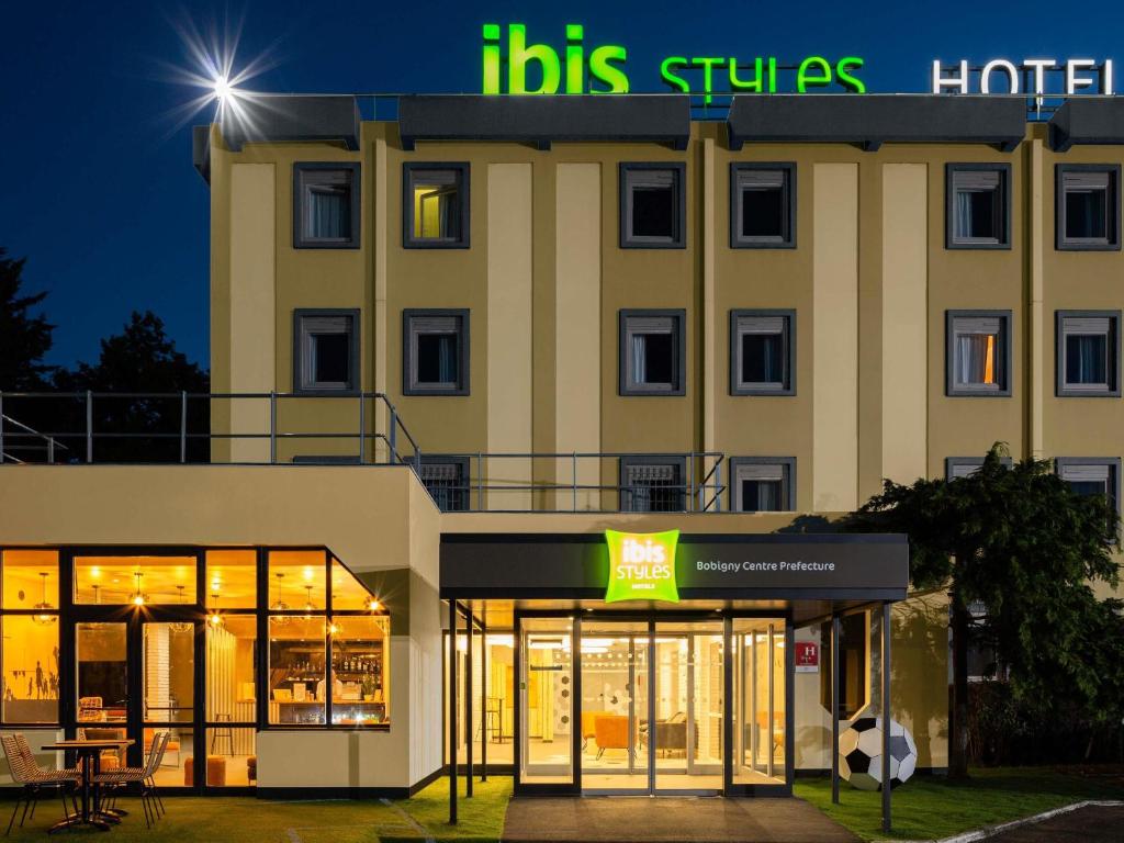 a building with a sign that reads his strings hotel at Ibis Styles Bobigny Centre Préfecture in Bobigny